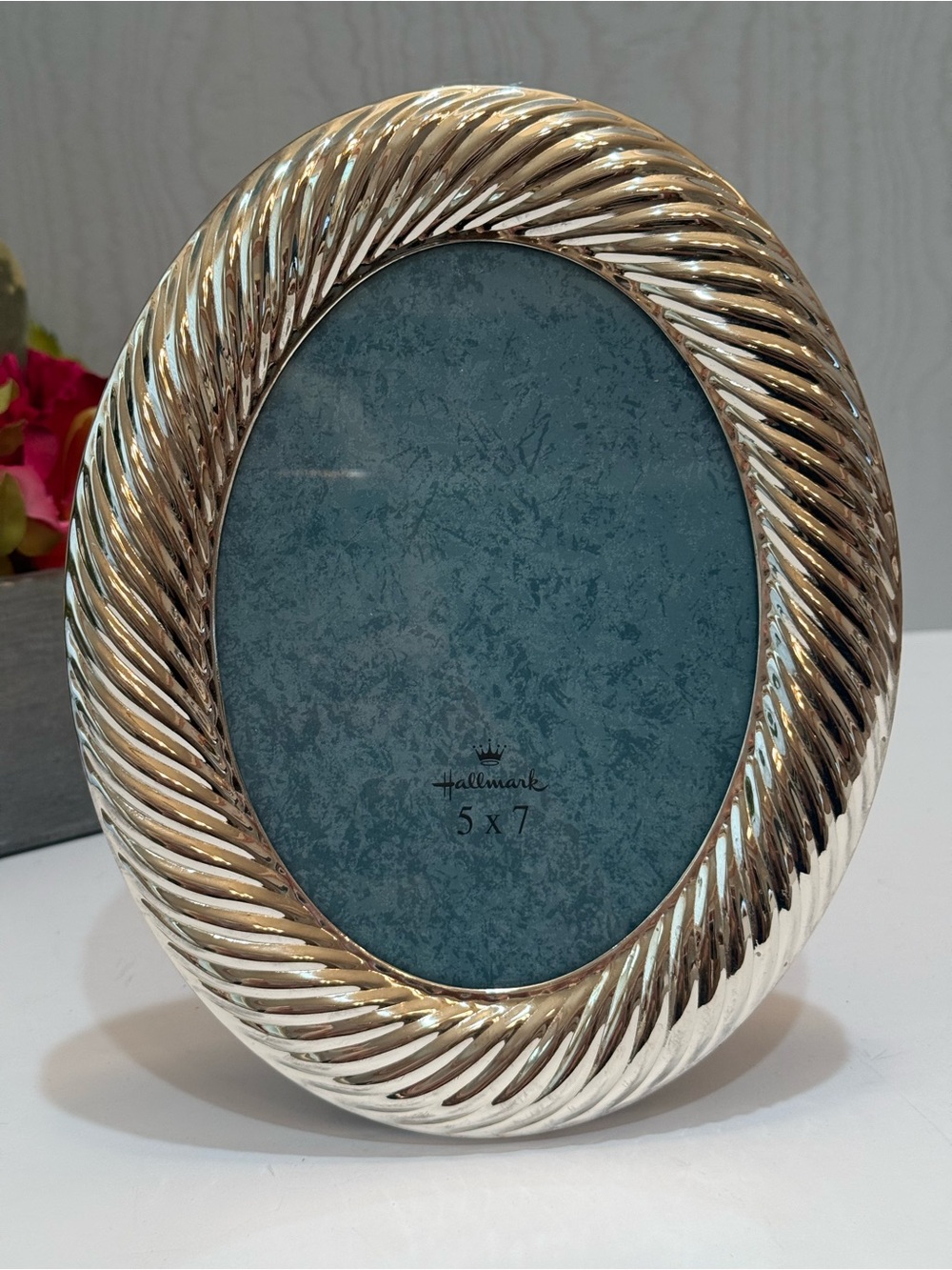 Vintage Hallmark Oval Silver Tone Ribbed Border 5x7 Photo Frame
